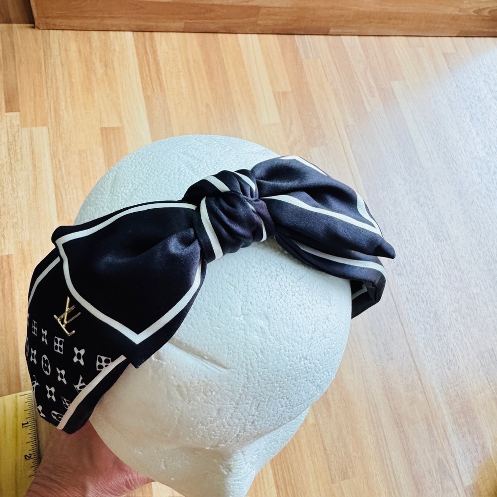 Black head band